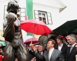 El actor admira la estatua que se ubica en el patio de su casa museo en Austria
